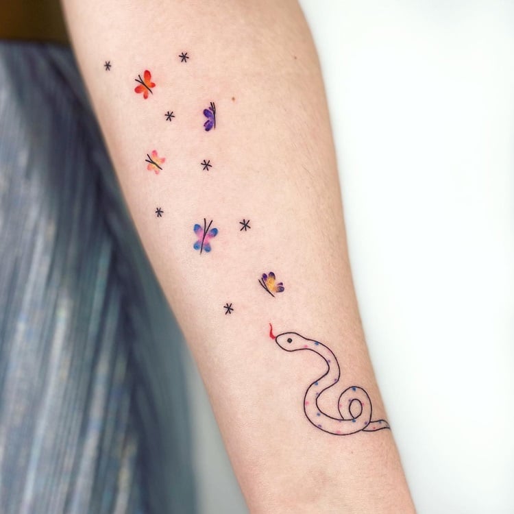Tatuagem colorida de cobra com borboletas no braço