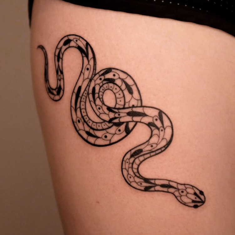 Uma tatuagem de cobra na parte de cima da coxa