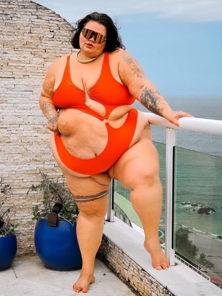 Influenciadora Thaís Carla de biquíni