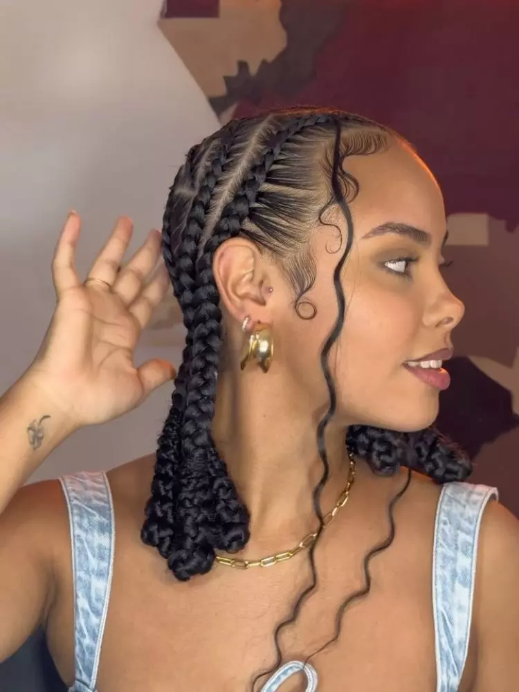 Mulher de pele negra de lado com cabelo curto de tranças nagô 