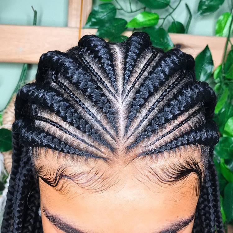 Topo de cabeça com trança nagô intercalada em uma grosa, outra fina, desenhando o couro cabeludo