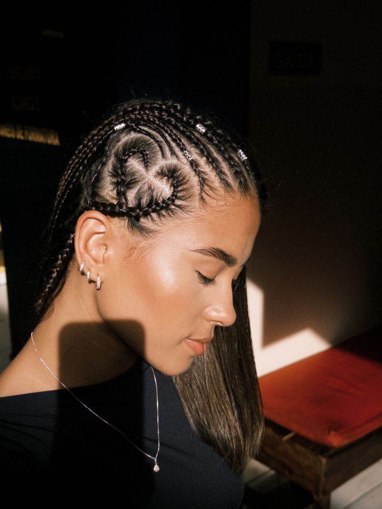 Selfie de mulher de pele morena com tranças nagô com coração 