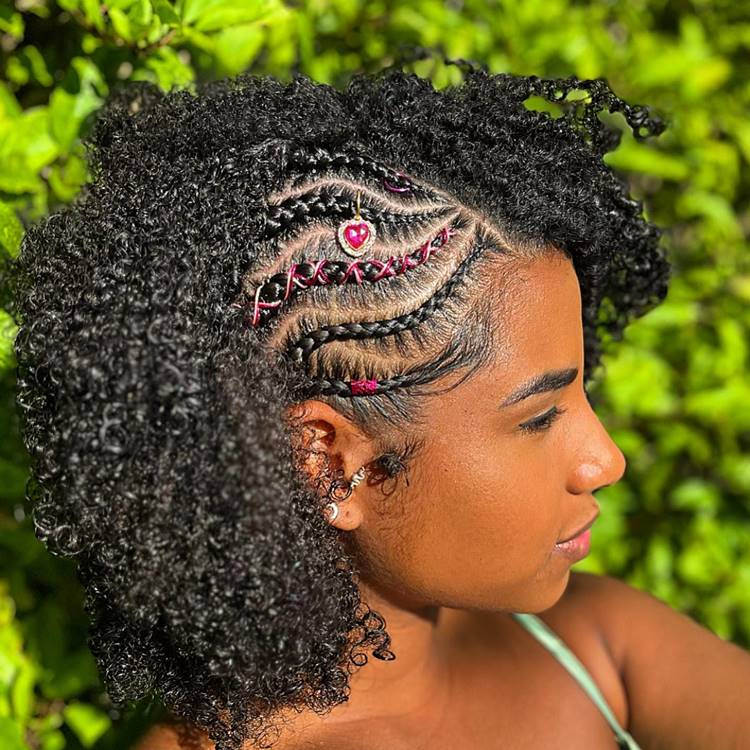 Trança africana lateral em cabelo crespo, com fio de seda e joias pink. Fundo verde