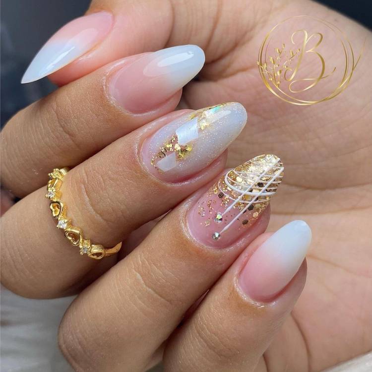 unhas redondas baby boomer, brilho encapsulado e teia