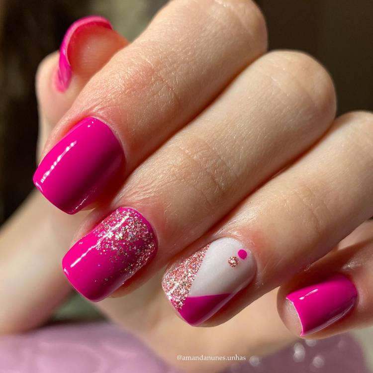 unhas quadradas curtas em rosa, com francesinha e glitter