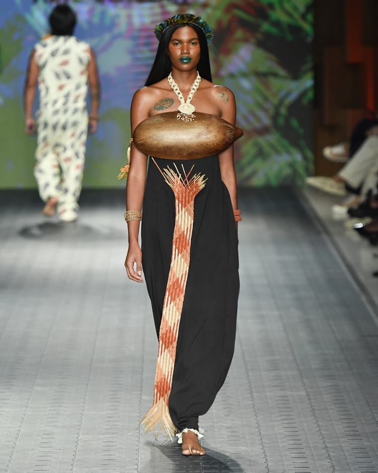 Modelo em desfile de We’e’ena Tikuna Arte Indígena  no Brasil Eco Fashion Week 7