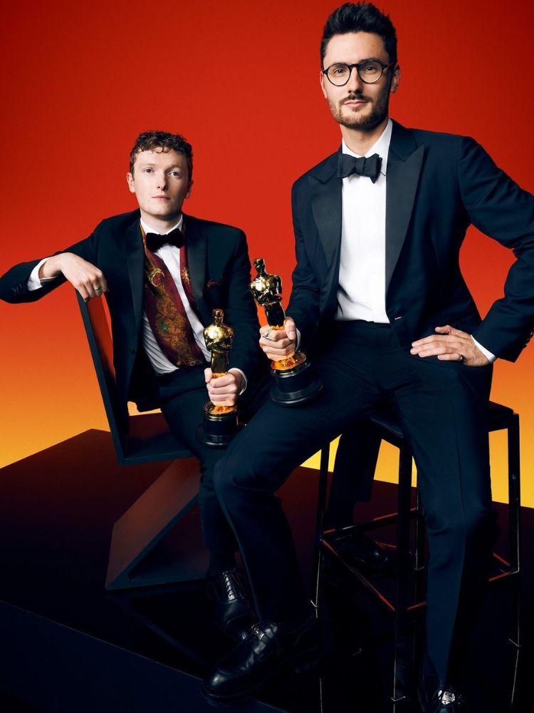 Ross White e Tom Berkeley com suas estatuetas do Oscar.