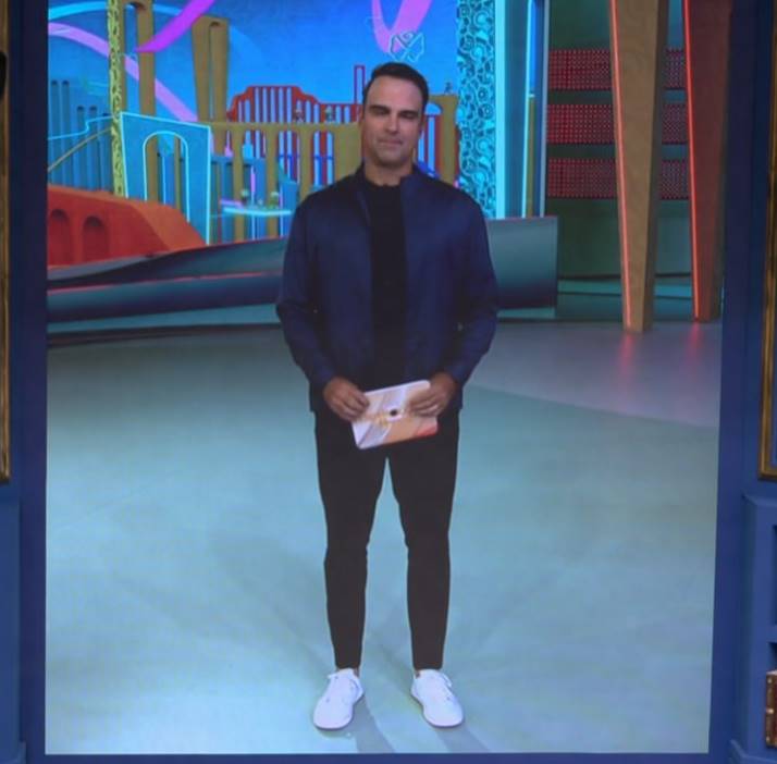 Com camiseta azul escuro, calça preta e tênis branco, Tadeu anuncia eliminação no BBB 24