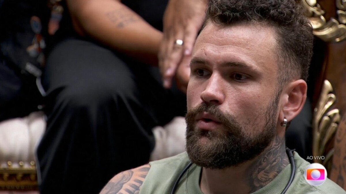 Foto de Vinicius Rodrigues após a indicação ao Paredão feita pela votação da casa. O participante do BBB 24 usa uma regata verde