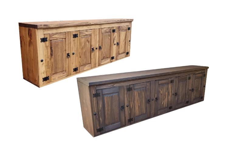 Duas opções de armários de cozinha de madeira rústicos, um mais claro que o outro. 