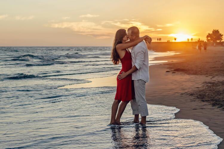Casal heterossexual apaixonado e se beijando em uma praia 