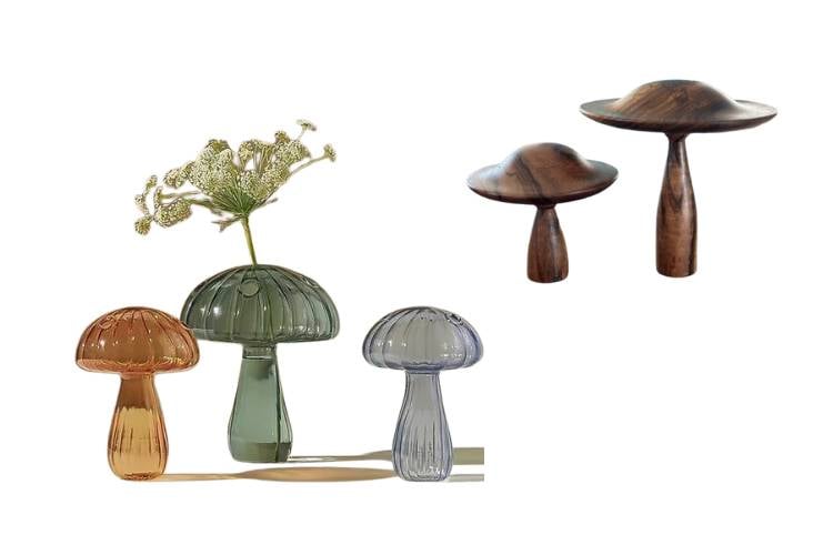 Vasos coloridos e transparentes de cogumelo e enfeites de cogumelo em madeira. 