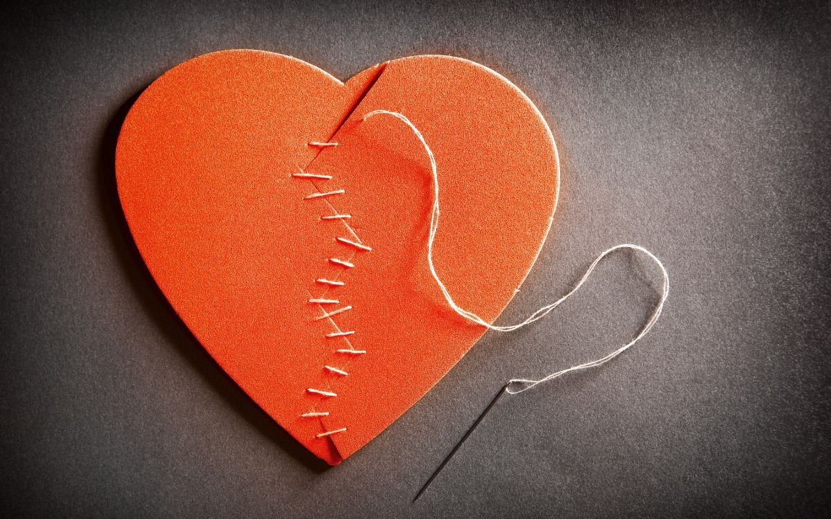 foto de coração partido sendo costurado com linha, representando como recuperar relacionamento com ex