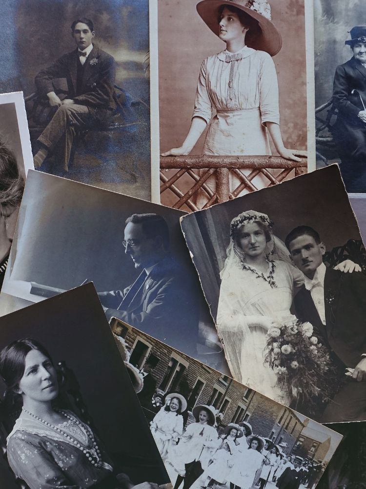 Fotografias antigas de pessoas em casamentos, escrevendo e posando pra foto