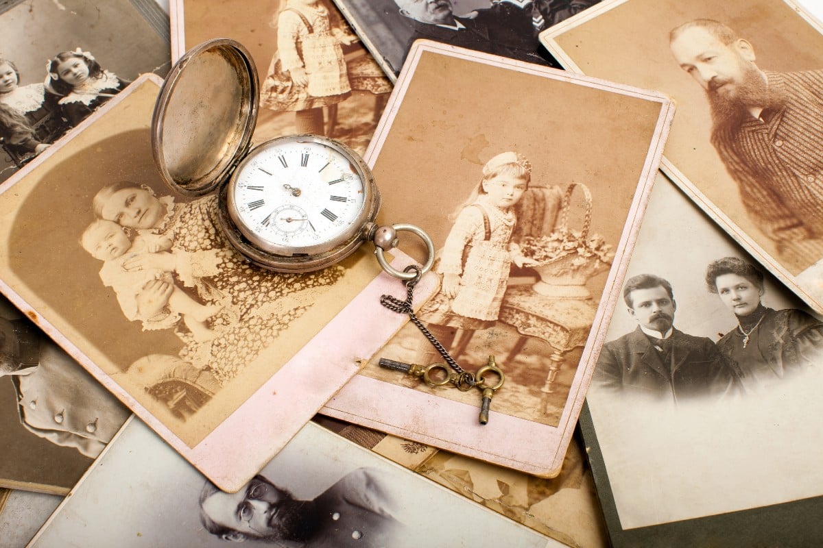 Foto de fotografias antigas e relógio de bolso em cima