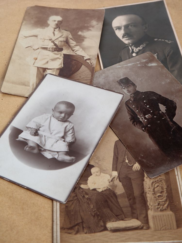 Fotografias antigas de pessoas (bebês e soldados) em superfície bege