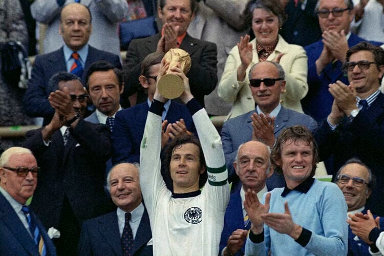 Franz Becknbauer levantando a taça da Copa do Mundo em 1974 quando era capitão da Seleção Alemã