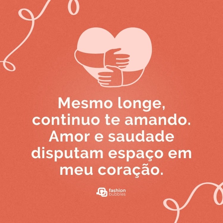 Cartão virtual de fundo vermelho com desenho de coração sendo abraçado e frase: Mesmo longe, continuo te amando. Amor e saudade disputam espaço em meu coração.