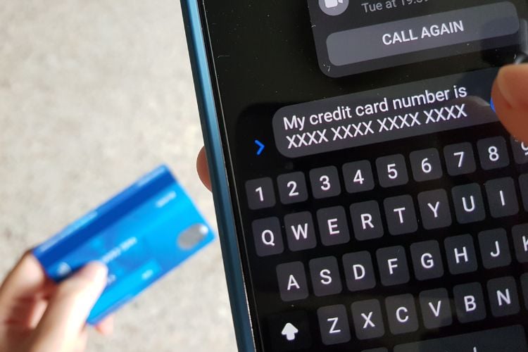 Pessoa digitando número do seu cartão no celular para mandar para outra pessoa em mensagem