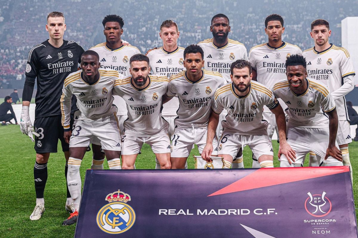 Equipe do Real Madrid tirando foto oficial