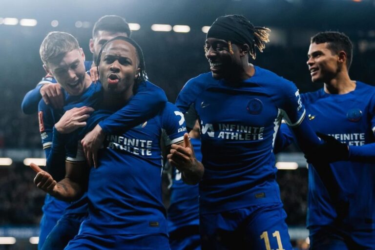 Jogadores do Chelsea comemorando no campo.