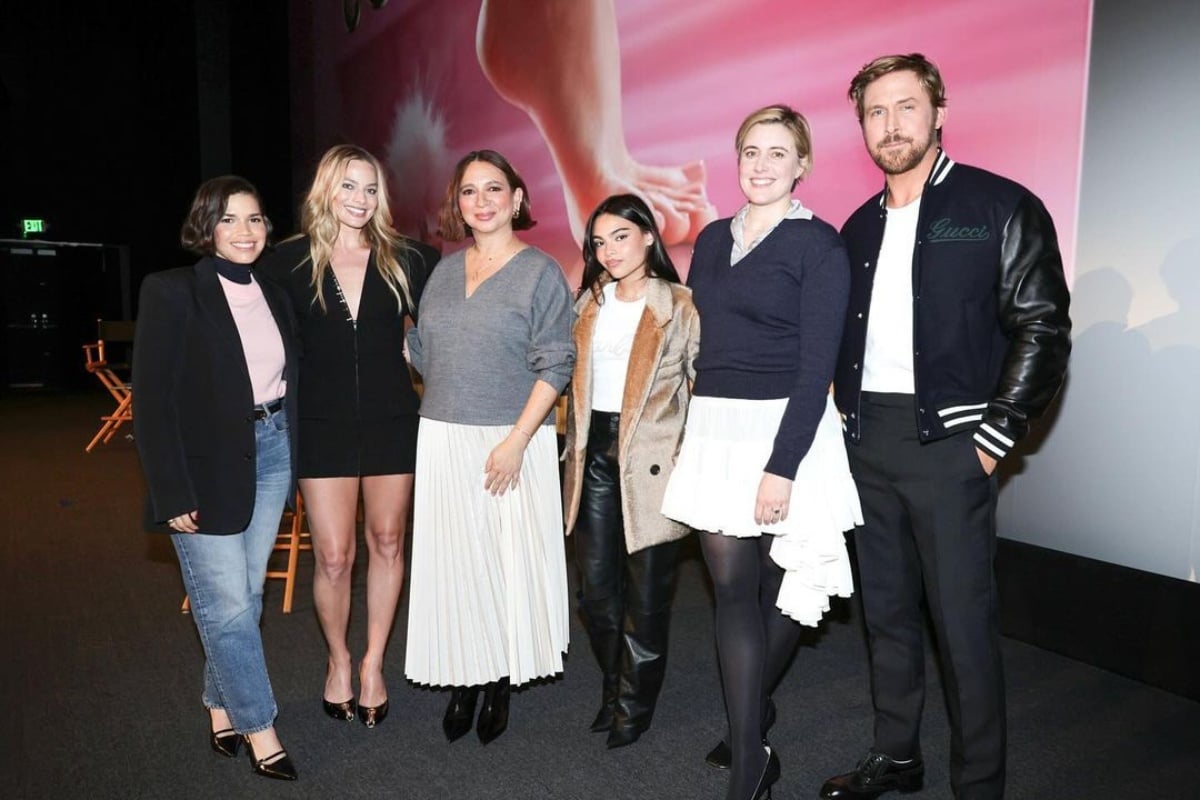 Foto de parte do elenco de Barbie, como Margot Robbie, Ryan Gosling e a diretora Greta Gerwing.