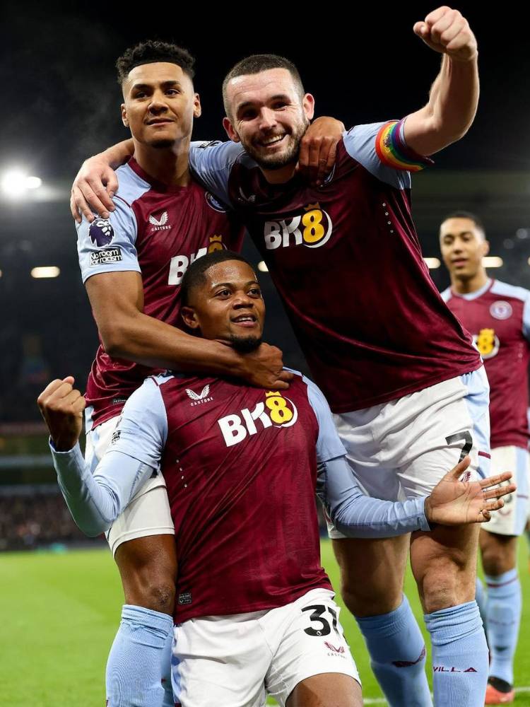 Jogadores do Aston Villa comemorando em campo.