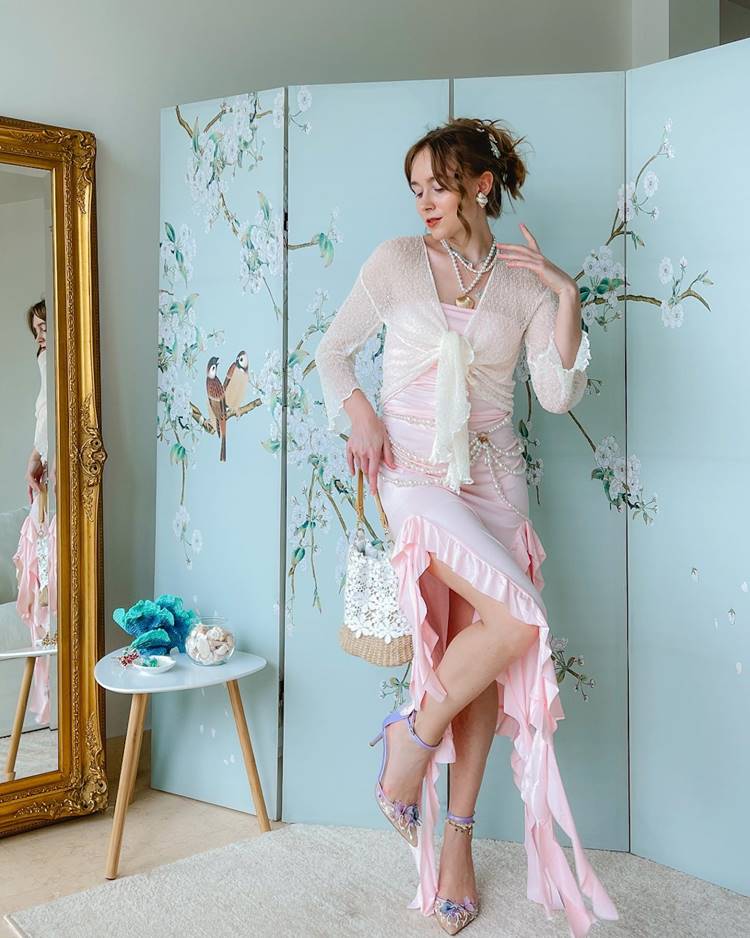 Look mermaidcore: Vestido rosa babado com jaqueta transparente acessórios de pérolas bolsa rendada de palha e salto lilás de borboleta

