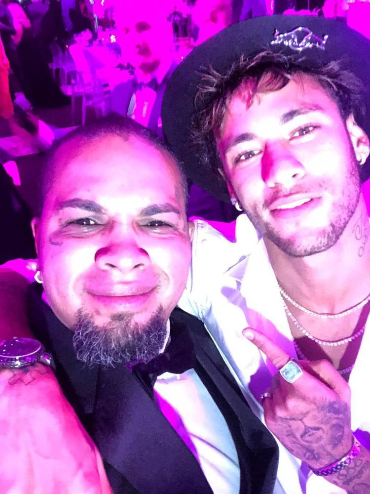 Rodriguinho de cabelo raspado ao lado de Neymar em 2018