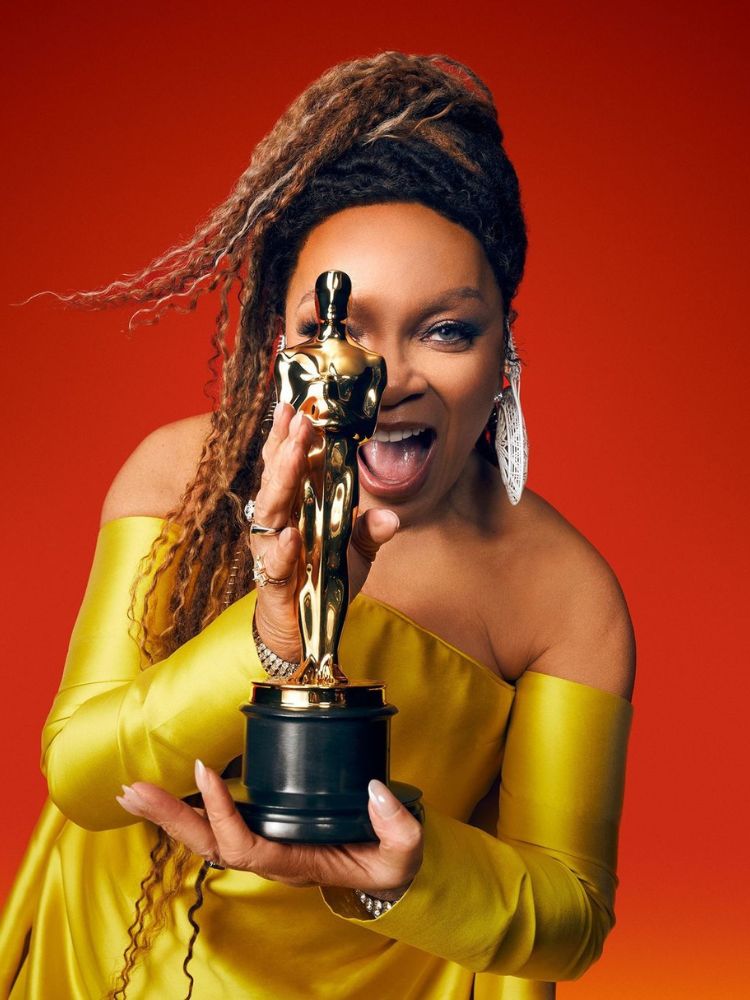 Ruth E. Carter com sua estatueta do Oscar 2023.