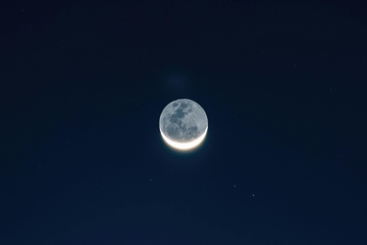 Imagem de Lua em Eclipse Solar