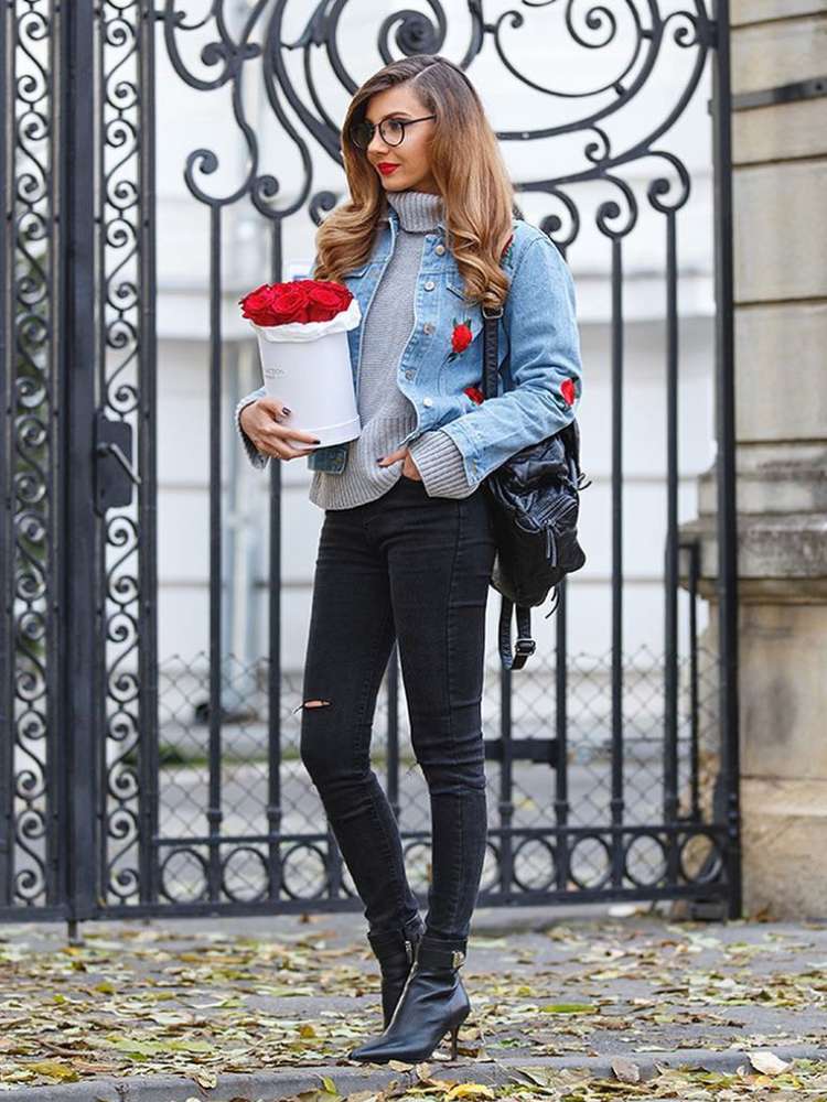 Mulher mostra tendências de jeans 2024