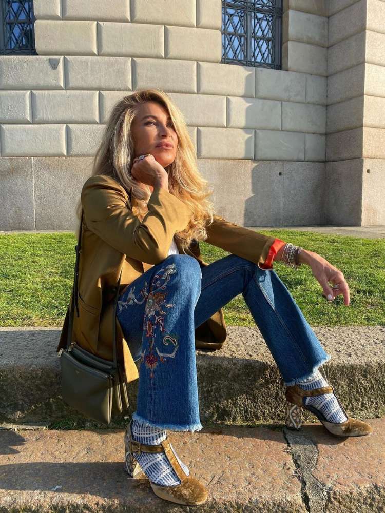 Mulher com calça bordada como tendências de jeans 2024