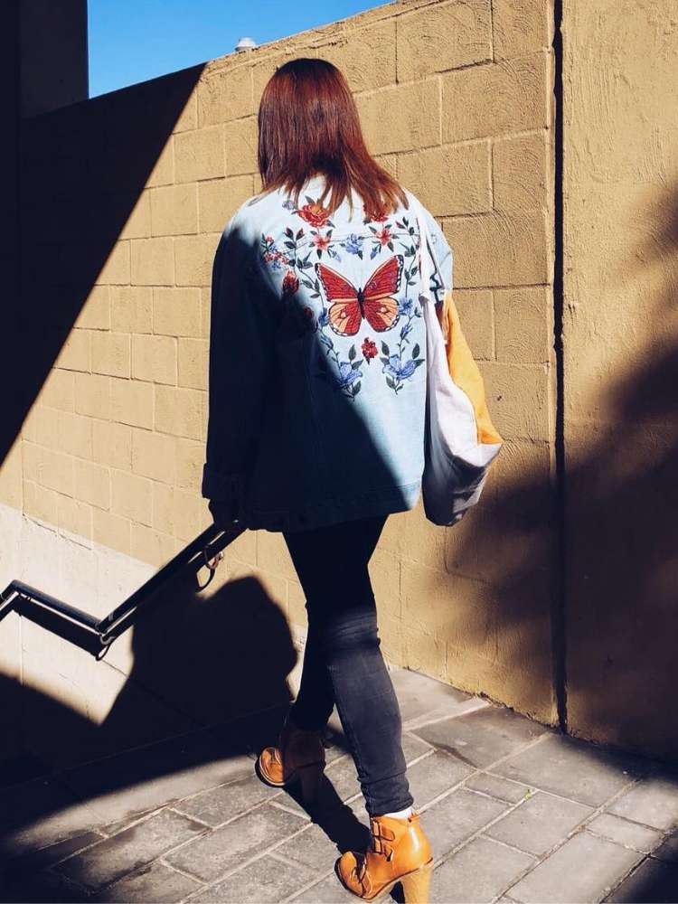 Mulher de jaqueta bordada como tendências de jeans 2024