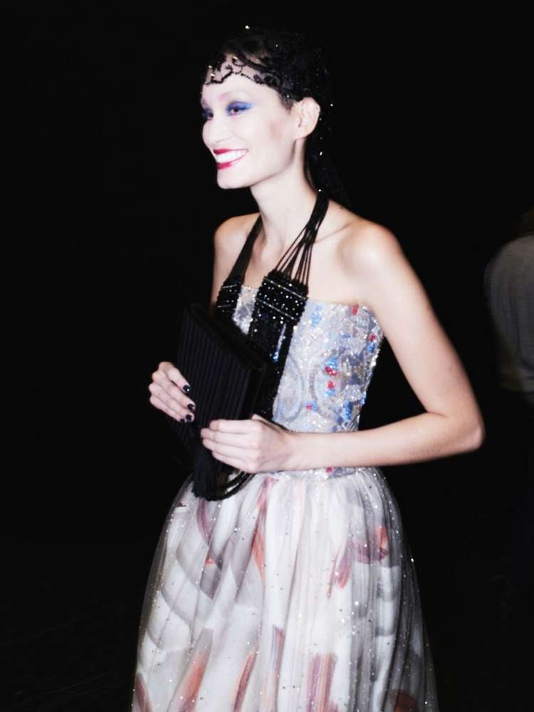 Vestido com brilho na passarela de Paris como opção de tendências de moda 2024
