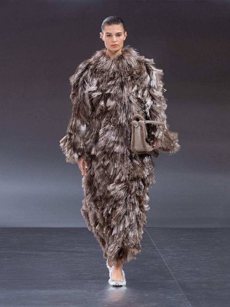 Casaco peludo na passarela da Fendi em Paris como tendências de moda 2024