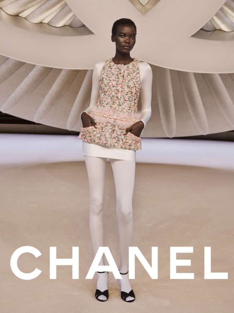 Meia-calça branca como tendências de moda 2024