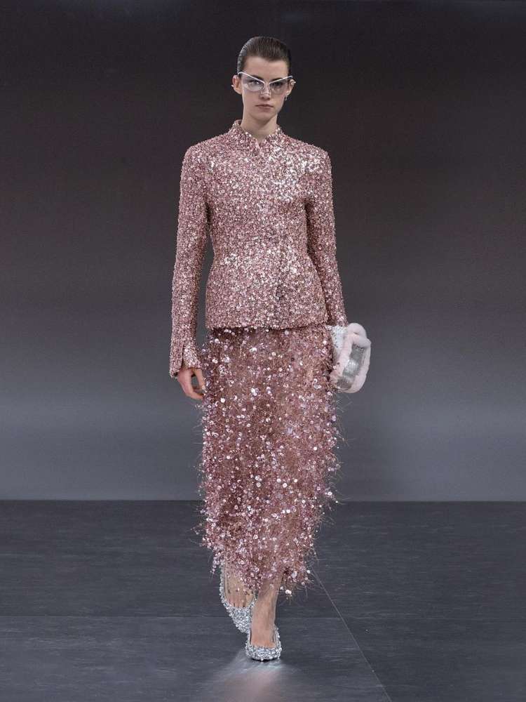 Look brilhante Fendi na passarela de Paris como tendências de moda 2024
