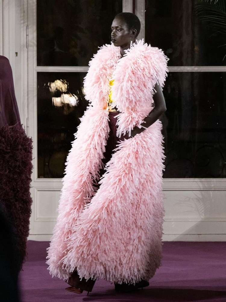 Casaco rosa peludo da Valentino em Paris como tendências de moda 2024
