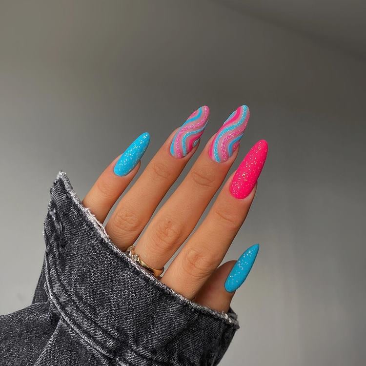 Nail art carnavalesca pink e azul texturizado