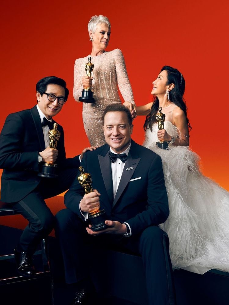 Brendan Fraser,  Michelle Yeoh, Ke Huy Quan  e  Jamie Lee Curtis com suas estatuetas do Oscar 2023.