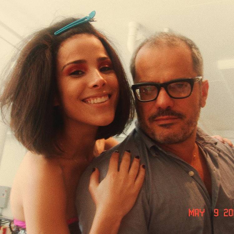 Filha do cantor Zezé de Camargo com cabelo médio ao aldo do diretor criativo Giovanni Bianco, que usa óculos e camisa