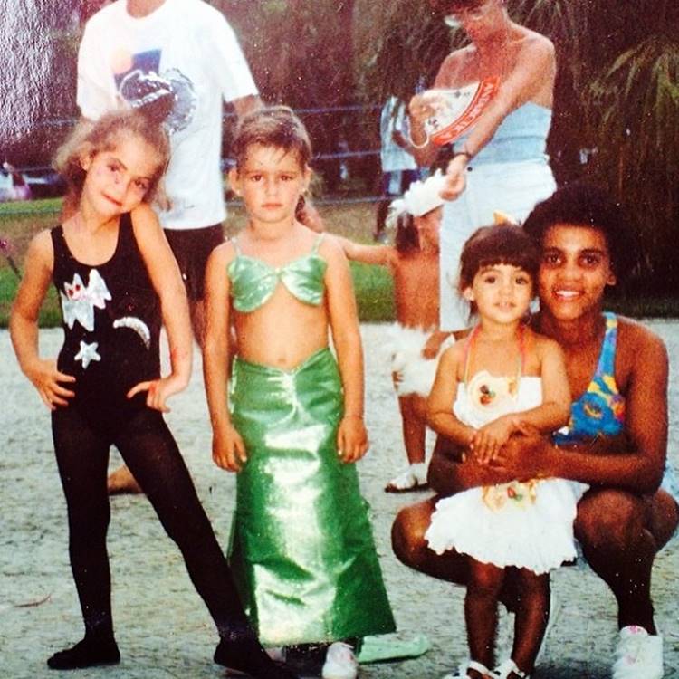 Yasmin Brunet do BBB 24 quando criança, usando fantasia de sereia, em foto ao lado de amiga Mayara Dias e outras pessoas