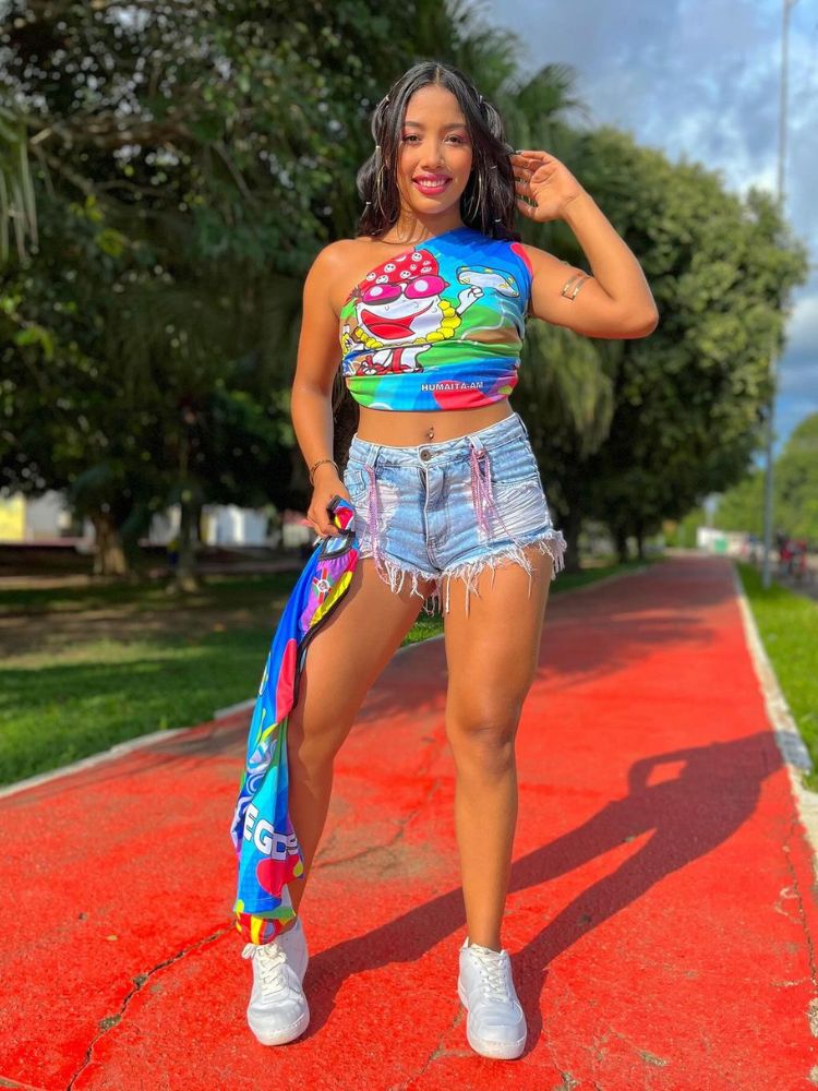 mulher usando abadá customizado passo a passo sem costura com short jeans