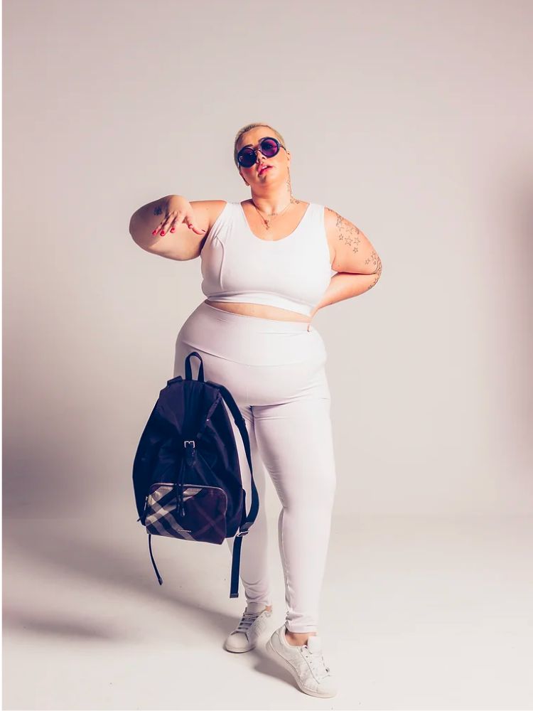 mulher usando tênis branco e conjunto fitness branco da WonderSize, marca de moda feminina confortável