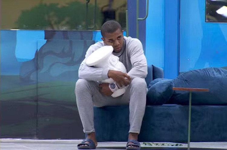 Davi com suspeita de dengue e abraçado com um vaso na parte externa do BBB 24