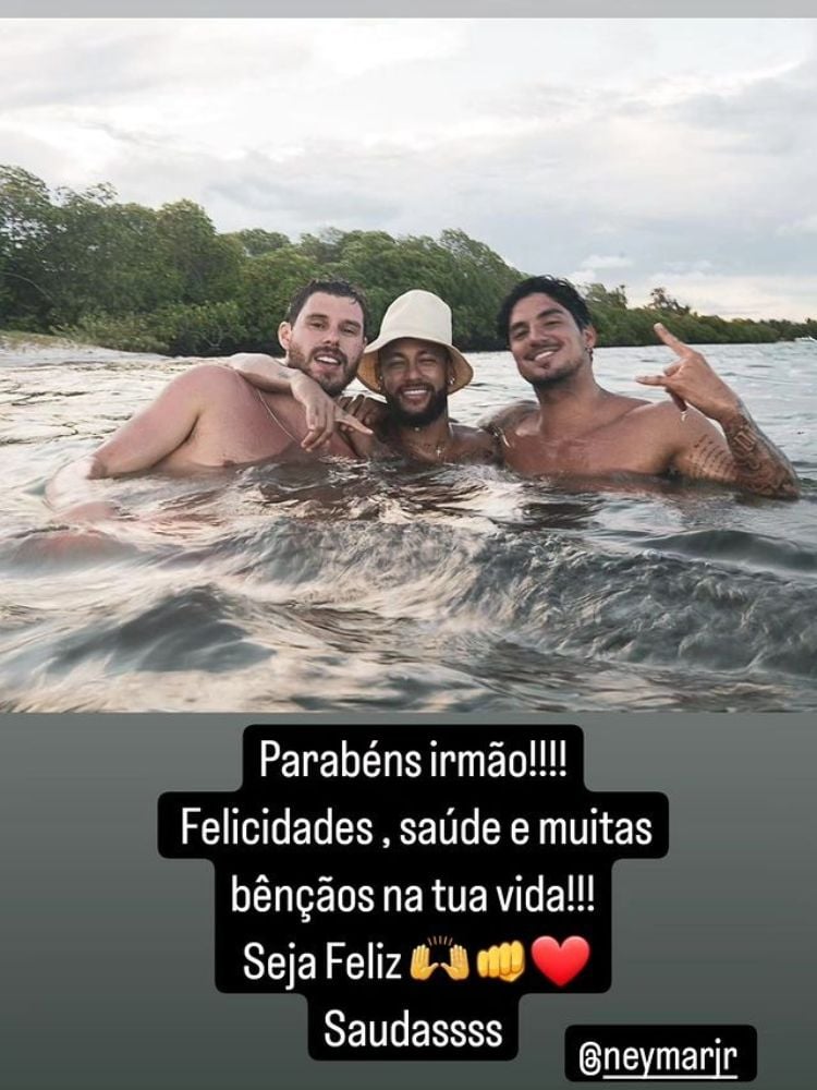 Foto de Bruninho, Neymar e Gabriel Medina no mar com um parabéns de Bruninho ao jogador de futebol