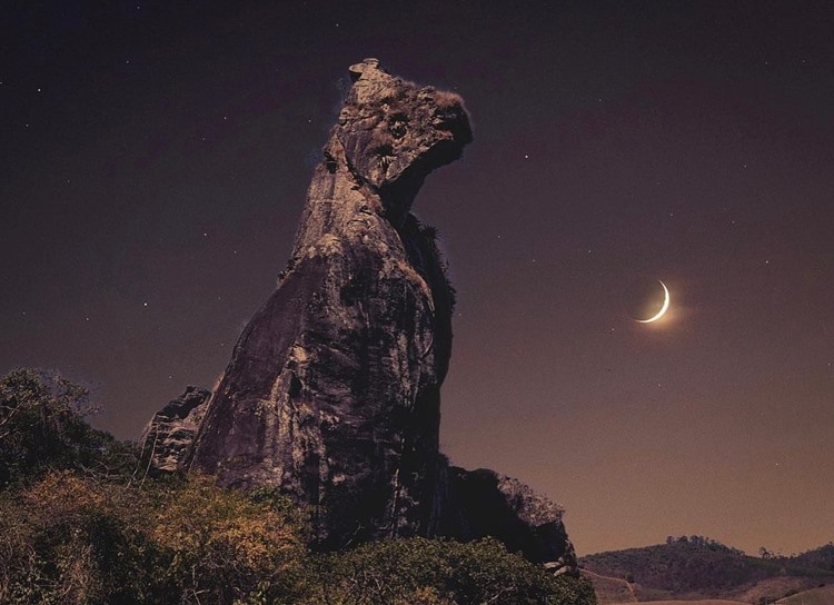 Pedra do Cão Sentado visto à noite, em Nova Friburgo