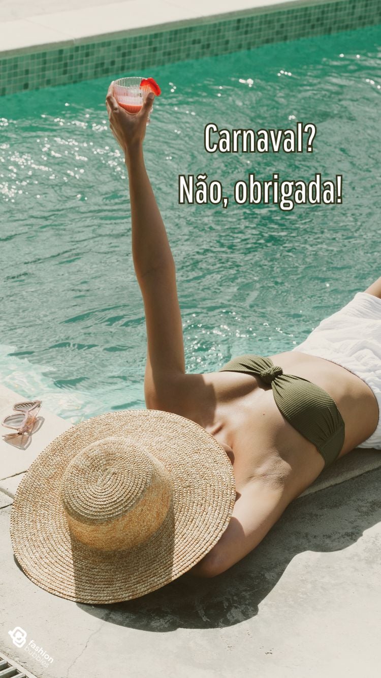 Frase não gosto do carnaval escrito em foto de mulher deitada na beira da piscina segurando copo com bebida