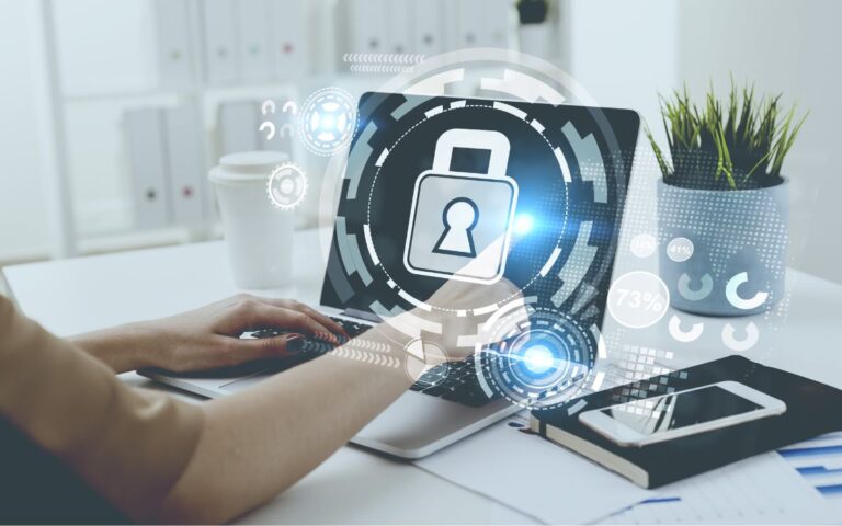 foto de mulher trabalhando em um notebook e aumentando as defesas digitais de seu computador